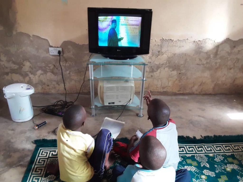 Bauchi-Children-Watching-to-UNICEF_USAID-Radio-lesson-8-1024x768 