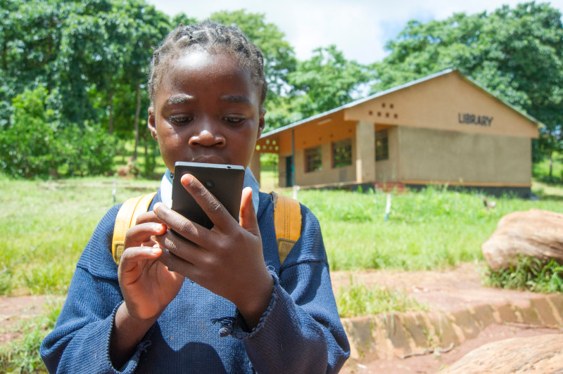 Zambia-girl-phone-horizontal-e1426275646528 