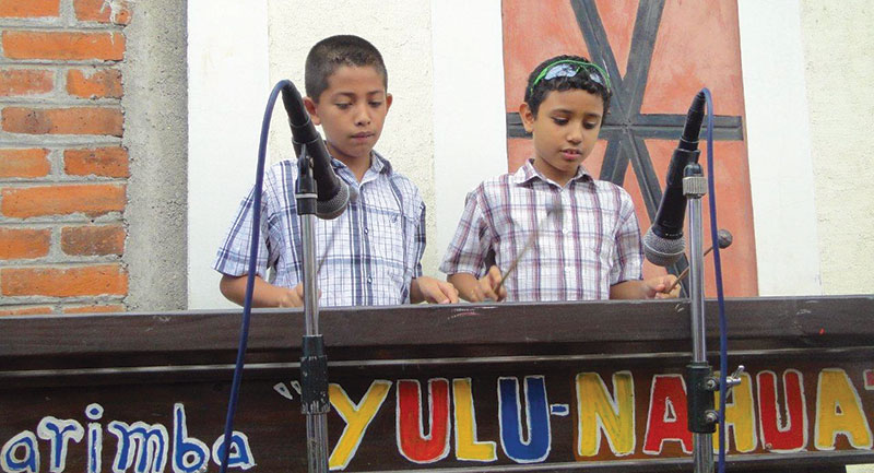 03h-El-Salvador-2-boys-performing 