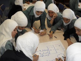 Niñas de Jordania comparten ideas durante una actividad en el aula.