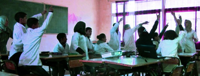 Professora de matemática Saloua Ben Fethalla diz que seus alunos agora desempenham um papel ativo na sala de aula. © USAID/J.. Harris