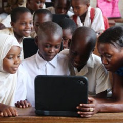 Tanzania-Mtwara-computer-kids_thumb-240x240 