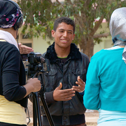 Garçon marocain donnant une interview.