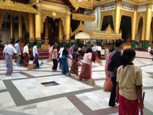 Women-Sweeping-Shwedagon-Pagoda-300x225 