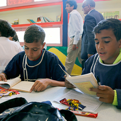 Garçons marocains lisant des livres en classe.