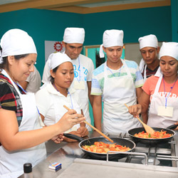 Jóvenes salvadoreños aprenden a cocinar.
