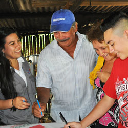 Familia nicaragüense trabajando con trabajadora social.