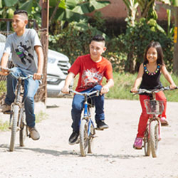 Yuvini y Steven montando bicicletas.