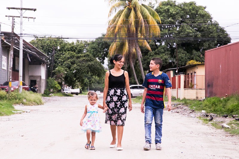 Daisy walks with her daughter Keyli and son Ángel.