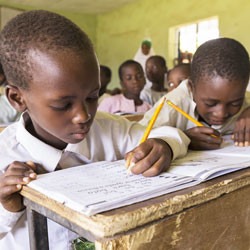 Garçons nigérians lisant des livres en classe.