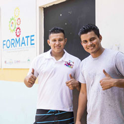 Two Salvadoran youth giving thumbs up.