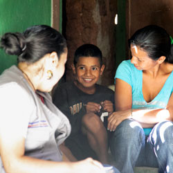 Proponte Más family counselor Dinora with Esther and her son.